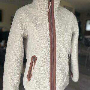 Patagonia Women's Divided Sky Style #25930 Cream Sherpa jacket, size xs.